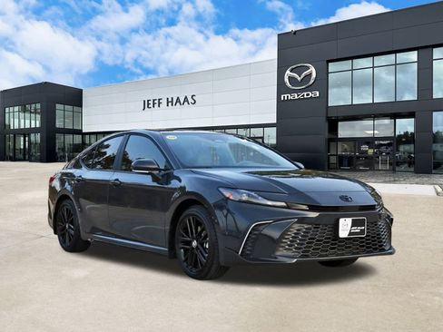 Used 2025 Toyota Camry SE w/ Convenience Package image 4