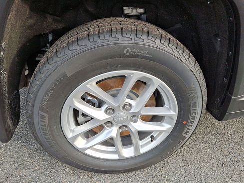 New 2025 Jeep Grand Cherokee L Laredo image 5