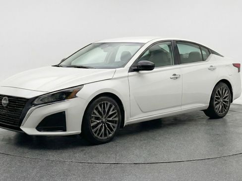 Used 2025 Nissan Altima 2.5 SV image 3