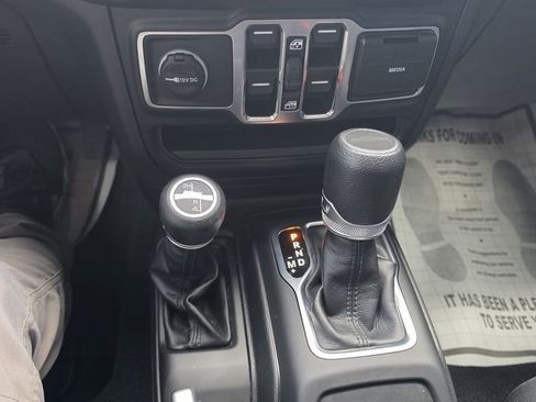 Used 2023 Jeep Gladiator Sport AWD/4WD image 19