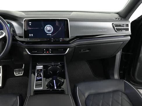 Used 2024 Volkswagen Atlas Cross Sport SEL Premium R-Line AWD/4WD image 17