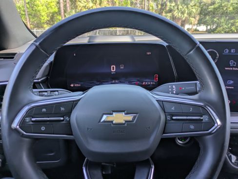 Used 2025 Chevrolet Suburban LS image 19