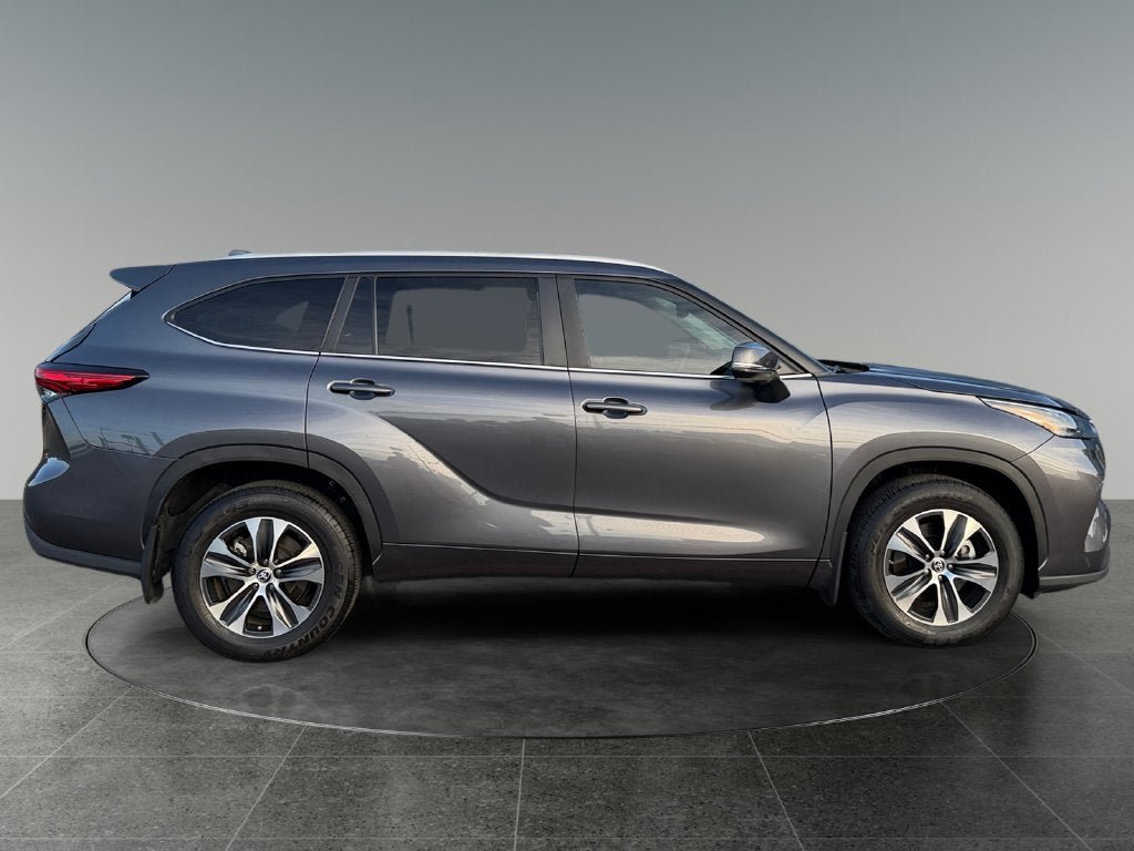 Used 2023 Toyota Highlander XLE AWD/4WD image 10