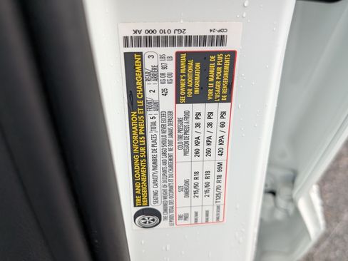 Used 2025 Volkswagen Taos SE w/ Panoramic Sunroof Package FWD image 39