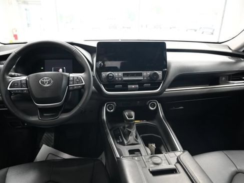 Used 2024 Toyota Grand Highlander AWD image 14