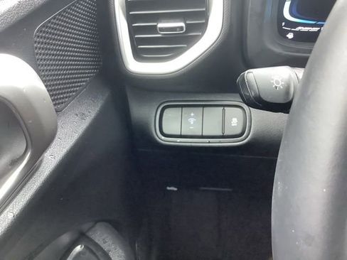 Certified 2025 Hyundai Venue SEL FWD image 19