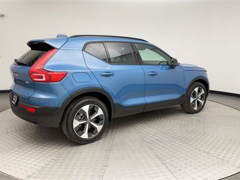 Certified 2025 Volvo XC40 B5 Plus image 2