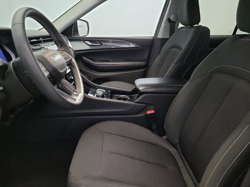 Used 2023 Jeep Grand Cherokee Laredo AWD/4WD image 17