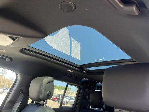 Used 2025 Land Rover Defender 110 X-Dynamic SE image 12