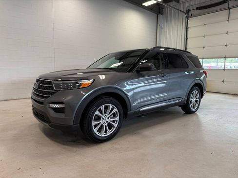 Used 2023 Ford Explorer XLT w/ Equipment Group 202A AWD/4WD image 3