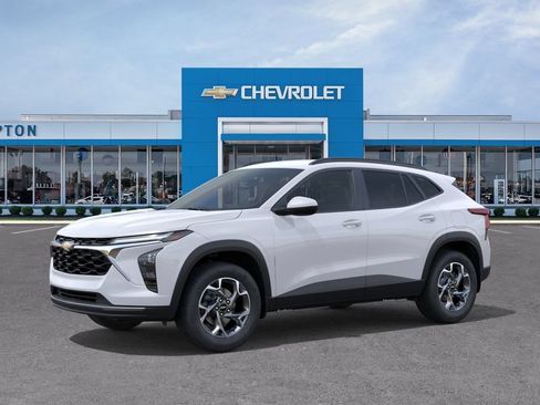 New 2026 Chevrolet Trax LT w/ LT Convenience Package FWD image 2