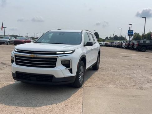 Used 2024 Chevrolet Traverse LT FWD image 4