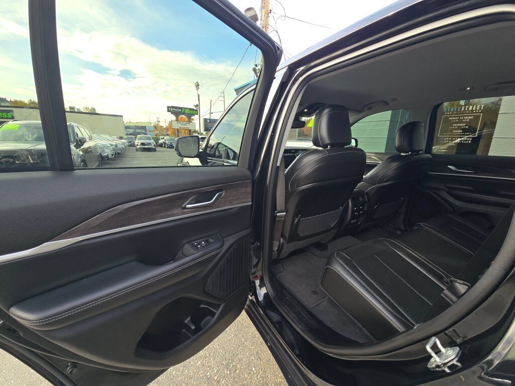 Used 2023 Jeep Grand Cherokee Limited AWD/4WD image 11