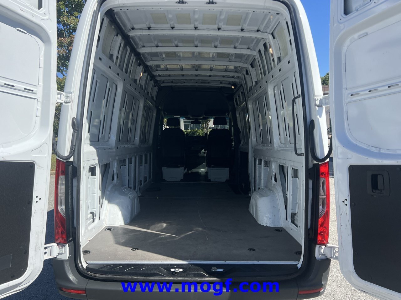 Used 2025 Mercedes-Benz Sprinter 2500 image 18