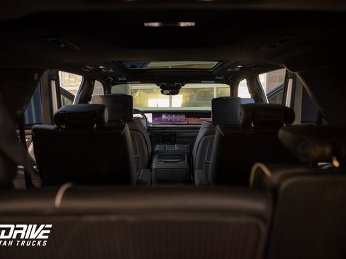 Used 2025 Cadillac Escalade Sport Platinum w/ LPO, ONYX Package image 17