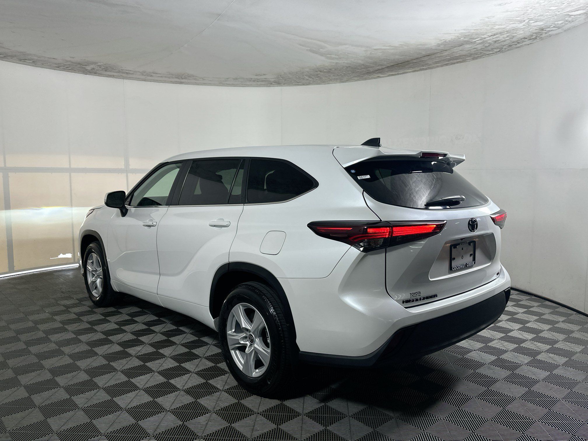 Used 2025 Toyota Highlander LE FWD image 5