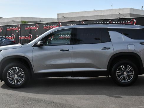 Used 2024 Chevrolet Traverse LT image 4