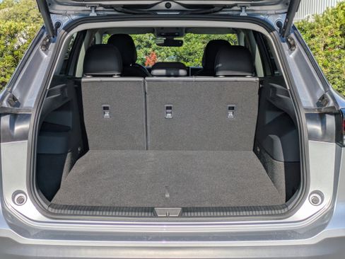 Certified 2025 Volkswagen Tiguan SE FWD image 12