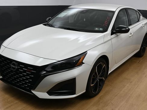 Used 2023 Nissan Altima 2.5 SR FWD image 14