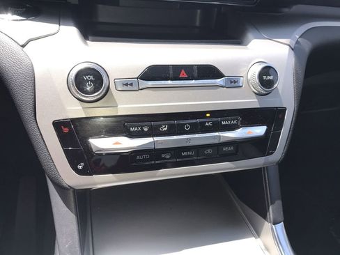 Used 2022 Ford Explorer XLT w/ Equipment Group 202A AWD/4WD image 19