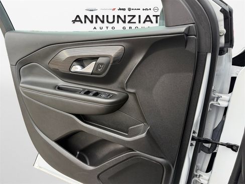 Used 2024 GMC Terrain SLE image 28