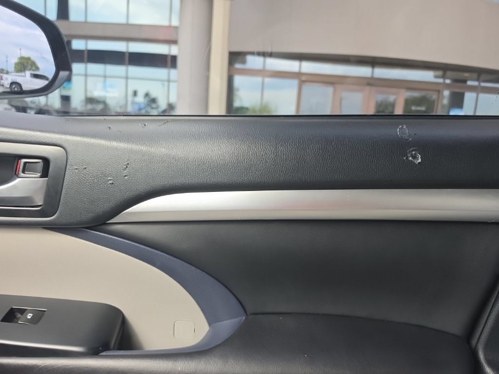 Used 2019 Toyota Highlander XLE FWD image 12