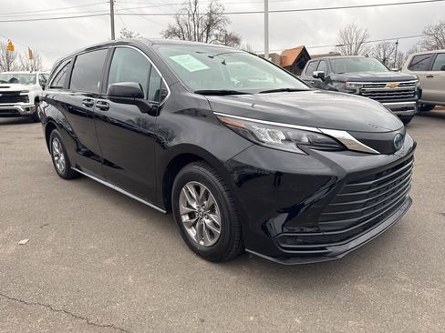 Used 2024 Toyota Sienna LE image 7