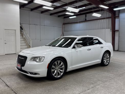 Used 2019 Chrysler 300 Limited image 1