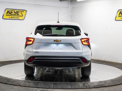 Used 2024 Chevrolet Trax LS w/ LS Convenience Package FWD image 3