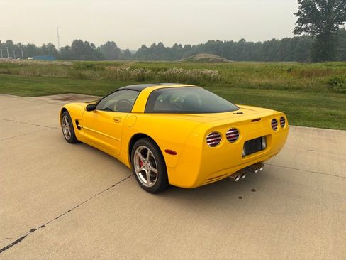 Used 2002 Chevrolet Corvette Coupe w/ Preferred Equipment Group2 RWD image 4