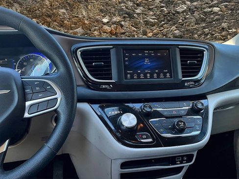 Used 2019 Chrysler Pacifica L image 3