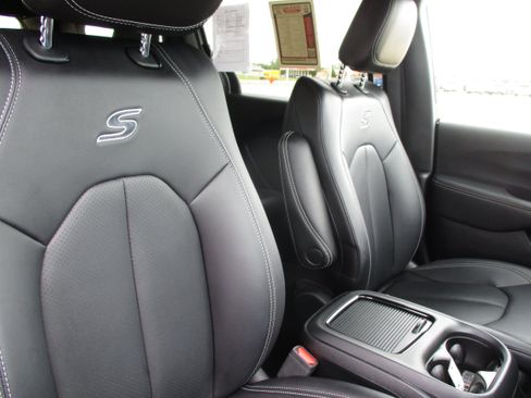 Used 2024 Chrysler Pacifica Limited FWD image 45