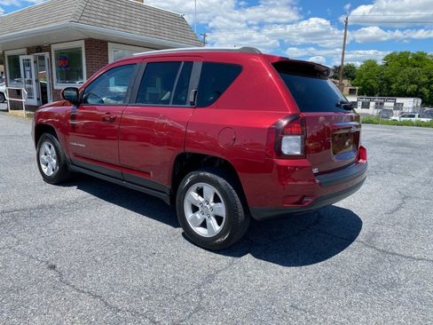 Used 2017 Jeep Compass Latitude FWD image 3