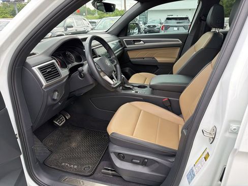 Certified 2021 Volkswagen Atlas Cross Sport SE w/ Panoramic Sunroof Package FWD image 15