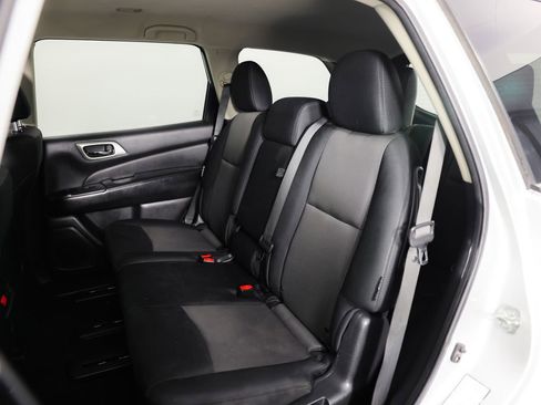 Used 2019 Nissan Pathfinder SV image 16