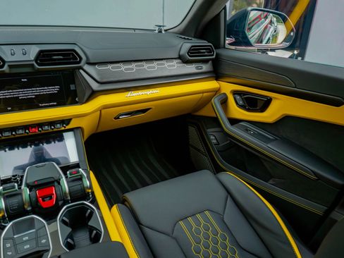 Used 2025 Lamborghini Urus SE image 73