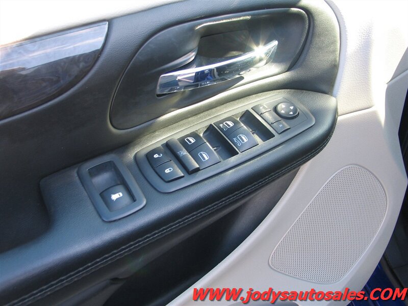 Used 2018 Dodge Grand Caravan SE w/ UConnect Hands-Free Group FWD image 3