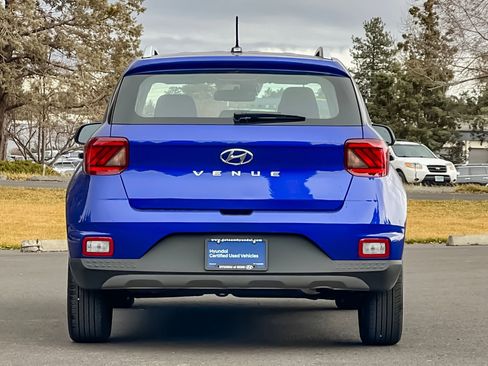 Certified 2025 Hyundai Venue SEL image 5