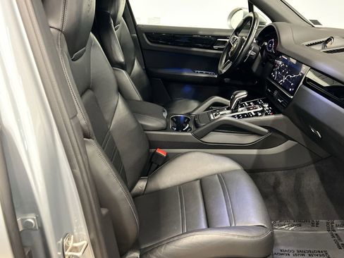 Used 2023 Porsche Cayenne Platinum Edition image 26
