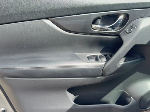 Used 2018 Nissan Rogue S image 10