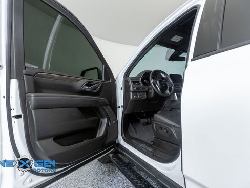 Used 2022 Chevrolet Tahoe Z71 w/ Luxury Package AWD/4WD image 9