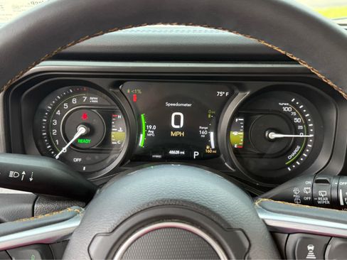 Used 2024 Jeep Wrangler Unlimited Sahara AWD/4WD image 32