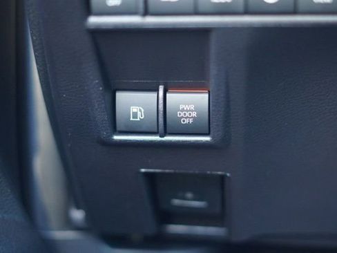 Used 2025 Toyota Sienna Platinum image 20