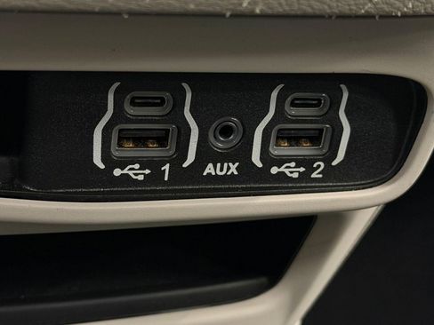 Used 2021 Chrysler Voyager L image 25