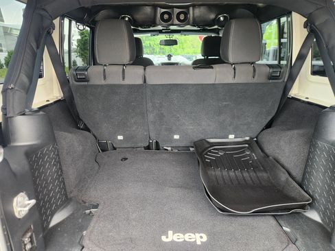 Used 2016 Jeep Wrangler Unlimited Sahara w/ Connectivity Group AWD/4WD image 42