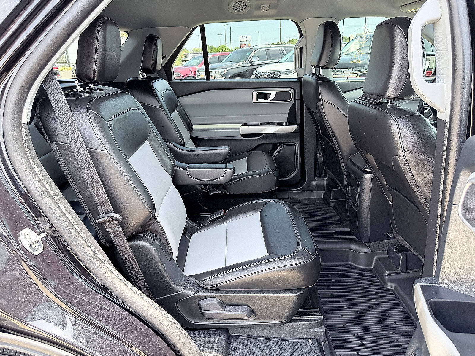 Used 2022 Ford Explorer XLT w/ Equipment Group 202A AWD/4WD image 14
