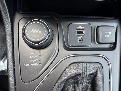 Certified 2021 Jeep Cherokee Latitude Lux 80th Anniv w/ Quick Order Package 26U 80TH AWD/4WD image 33