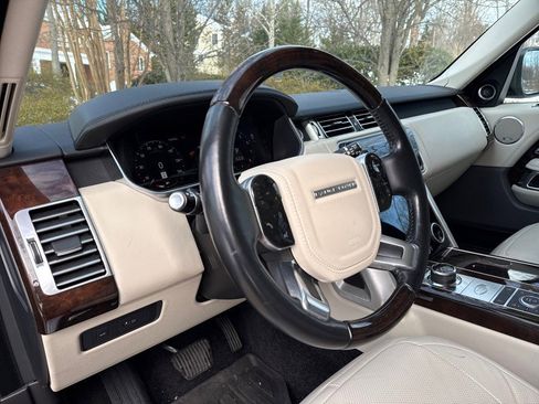 Used 2019 Land Rover Range Rover HSE image 17