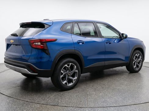 Used 2025 Chevrolet Trax LT FWD image 9