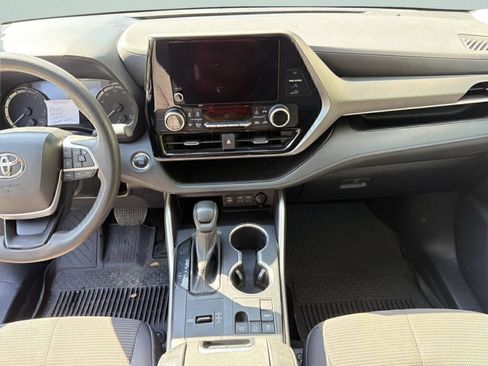 Used 2023 Toyota Highlander L FWD image 11